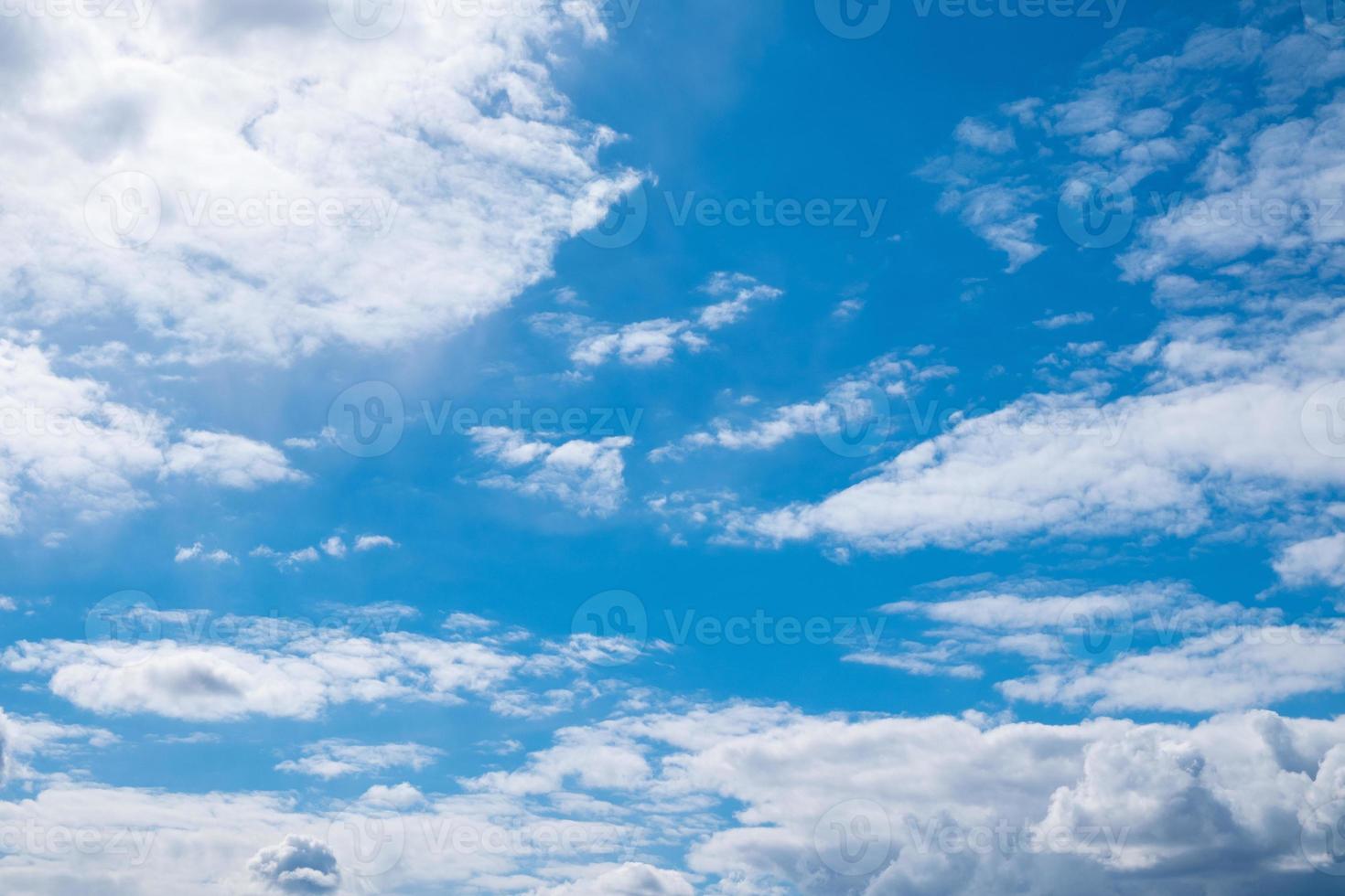 bel cielo azzurro e soleggiato con nuvole bianche e copia spazio foto
