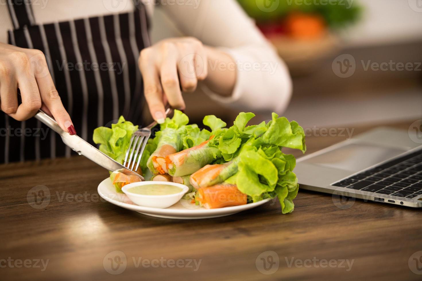 verdura per fare insalata e frutta nel cestino sul tavolo foto