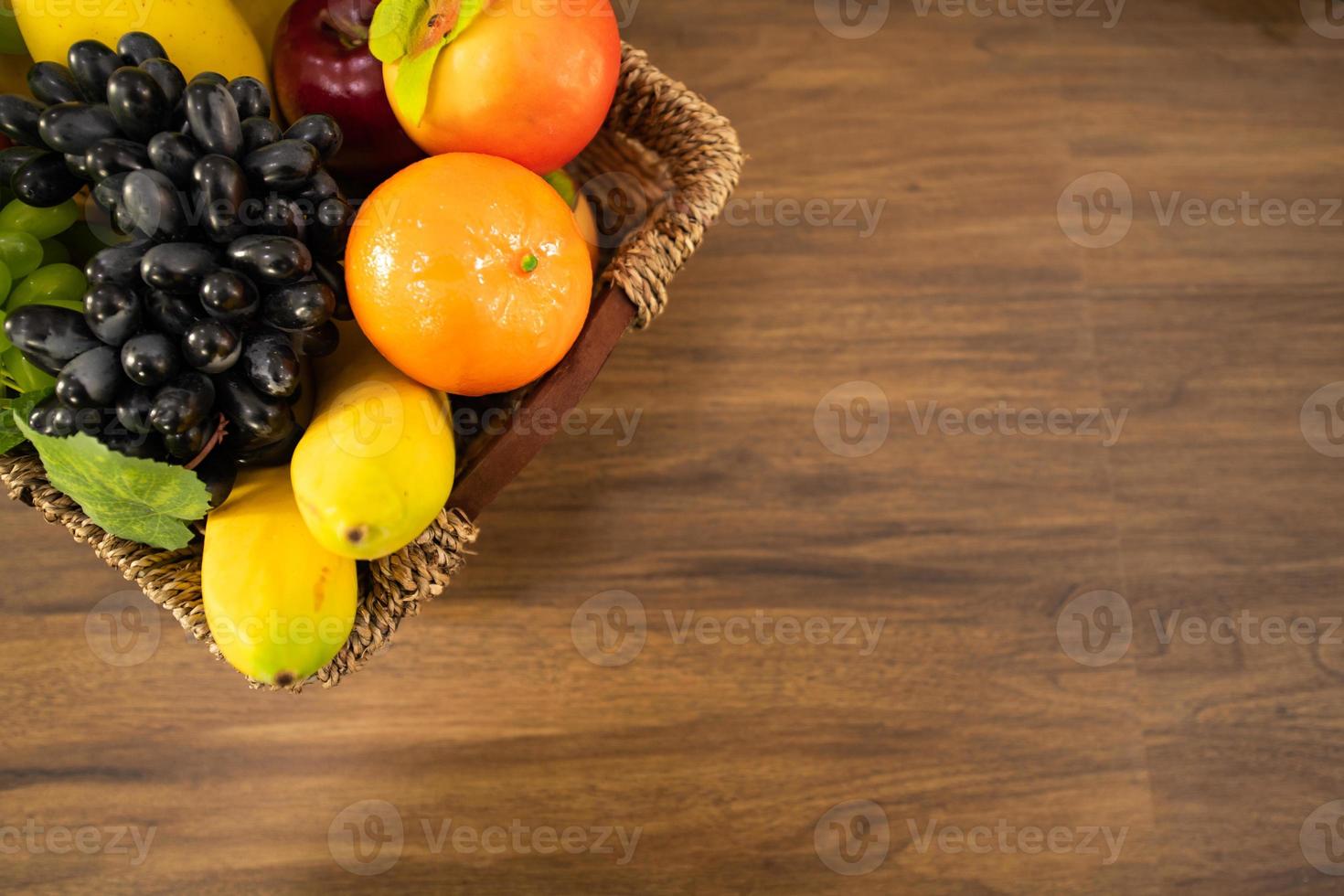 verdura per fare insalata e frutta nel cestino sul tavolo foto