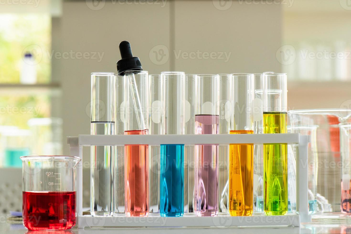 laboratorio di lavoro chimico test medici, liquidi colorati foto