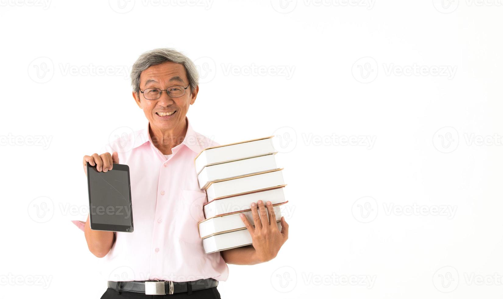 anziano uomo asiatico con libri e tablet, isolato foto