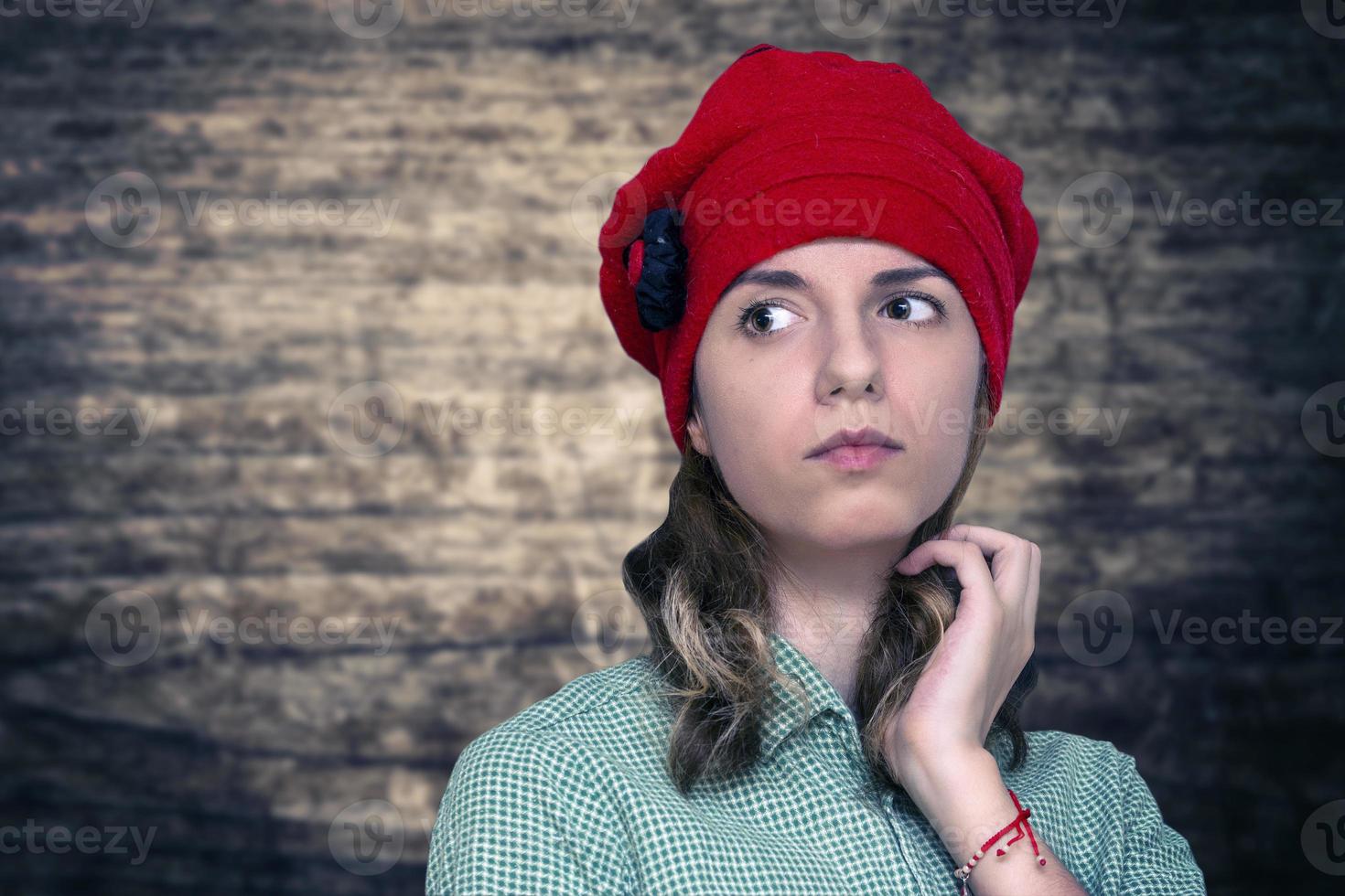 una bella ragazza vestita alla moda comunista degli anni 1970 che ha dominato in romania. foto