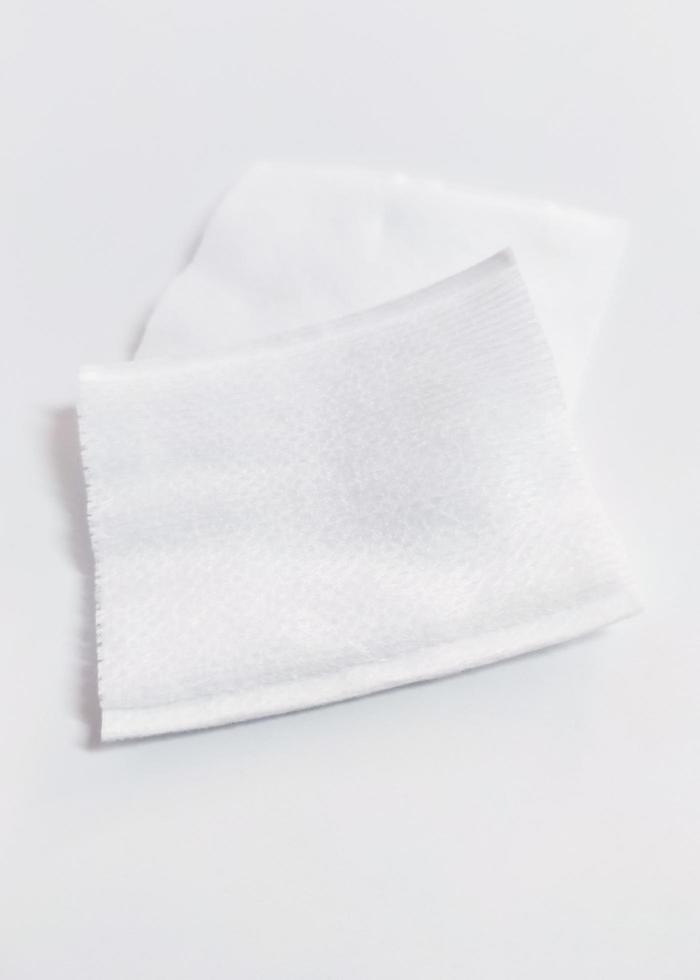 pila di tamponi di cotone bianco su sfondo bianco foto