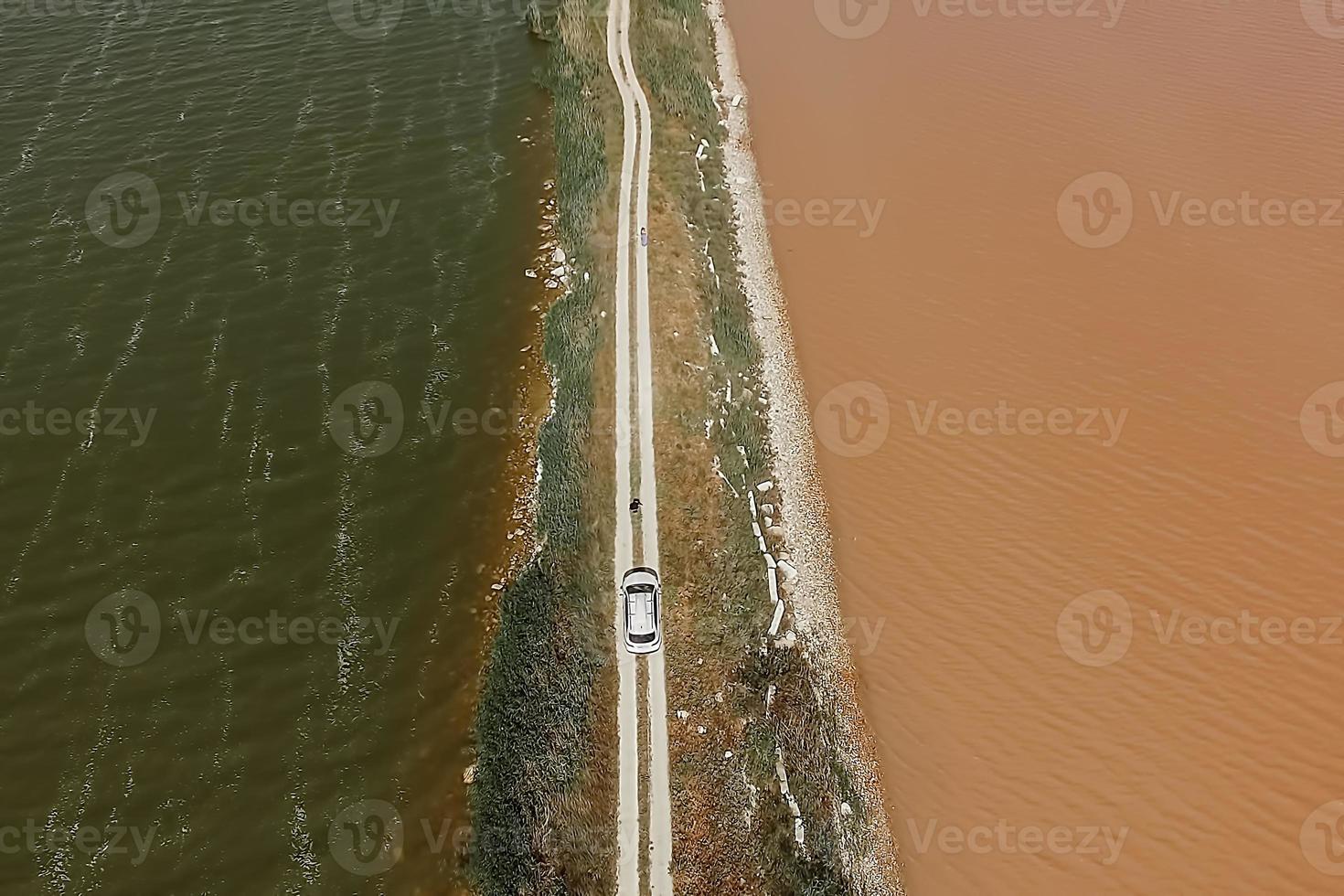 vista aerea del lago sasyk sevash e vista della strada foto