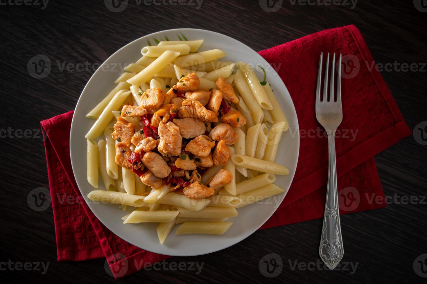 penne con pollo e verdure in salsa di pomodoro foto