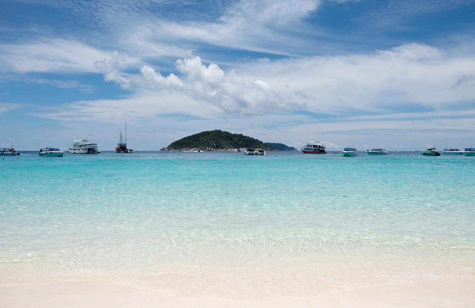 bellissimo mare limpido con barca in similan foto