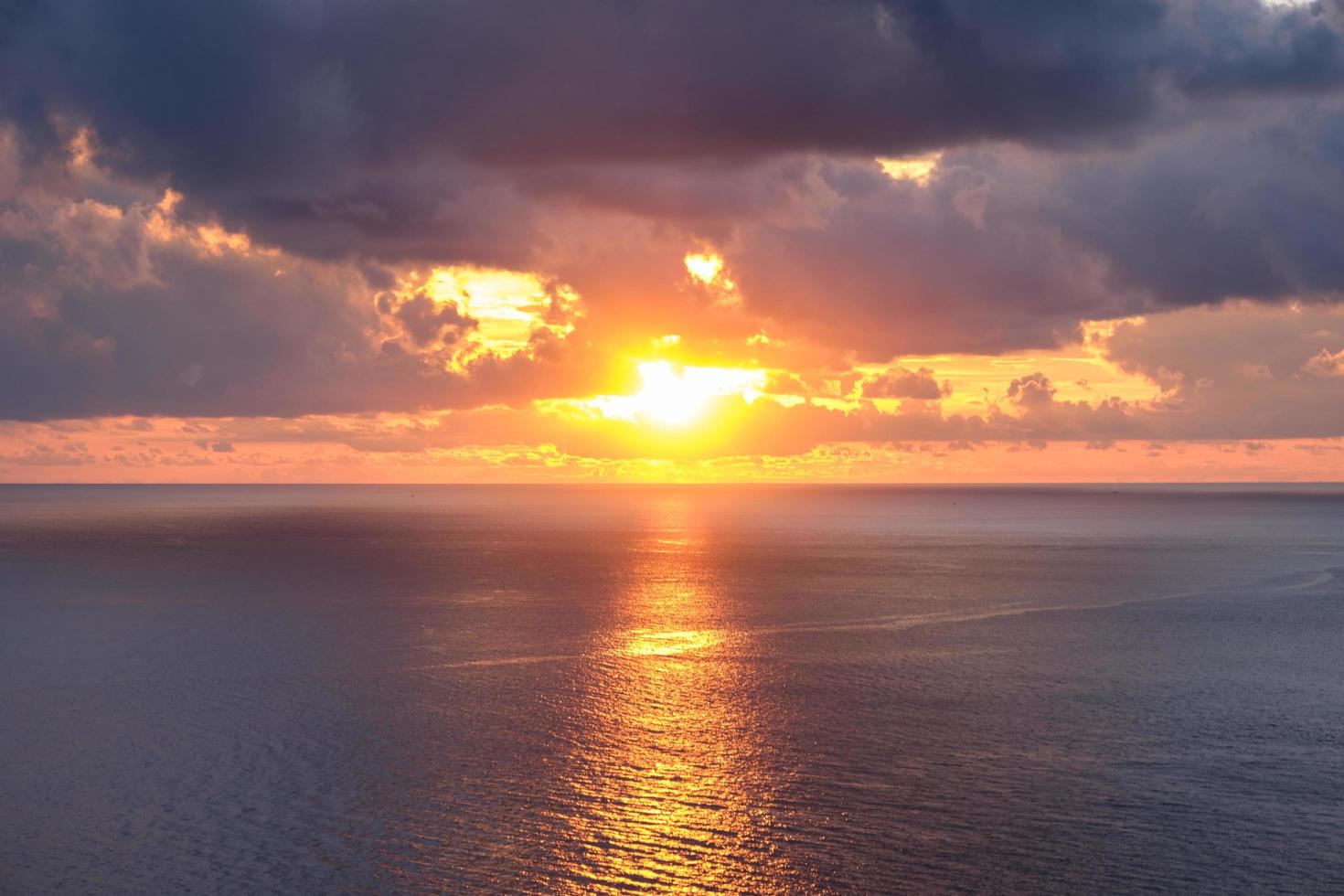 punto di vista bellissimo tramonto sul mare foto