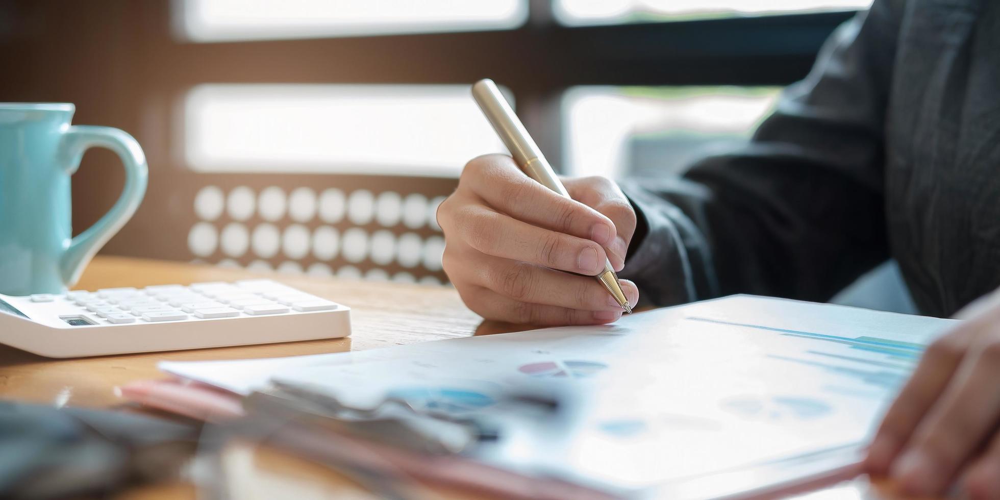 contabile utilizzando una calcolatrice per calcolare i numeri. contabilità, contabilità da relazione finanziaria e chiamata a consulente, concetto di calcolo. foto