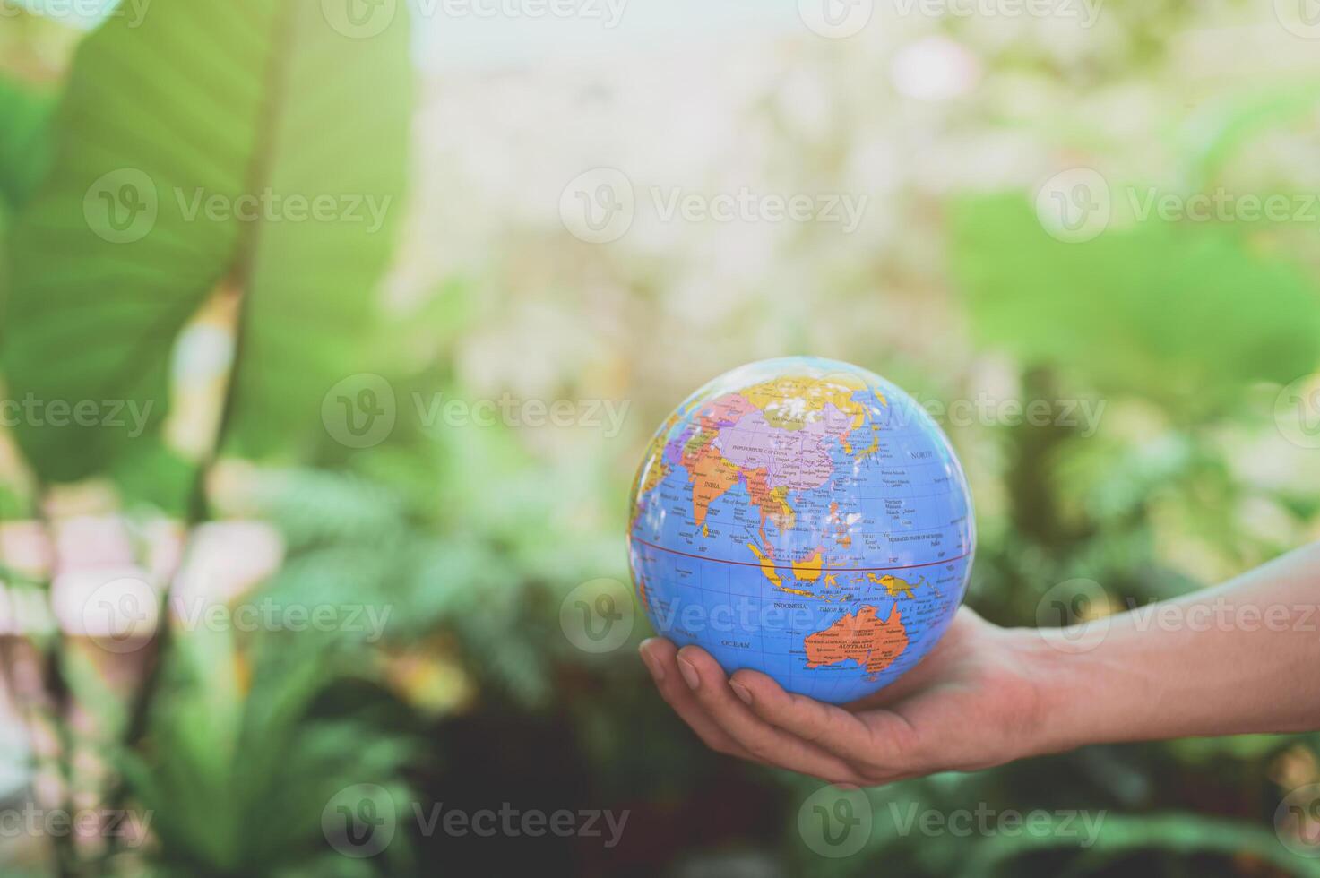 giornata mondiale dell'ambiente .ma il mondo .mano che tiene un globo foto