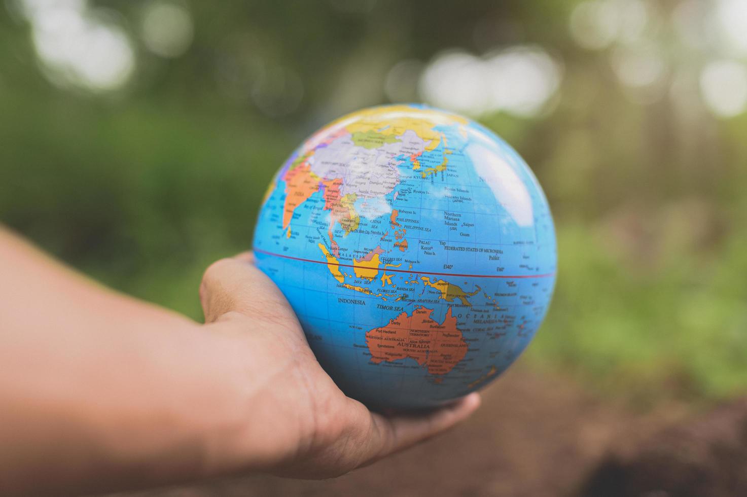 giornata mondiale dell'ambiente .ma il mondo .mano che tiene un globo foto