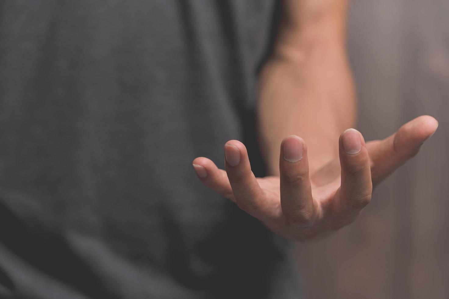 persone che fingono di aprire le mani per tenere le cose foto