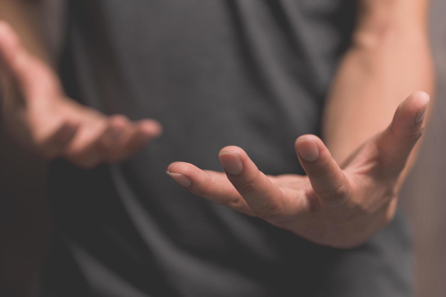 persone che fingono di aprire le mani per tenere le cose foto