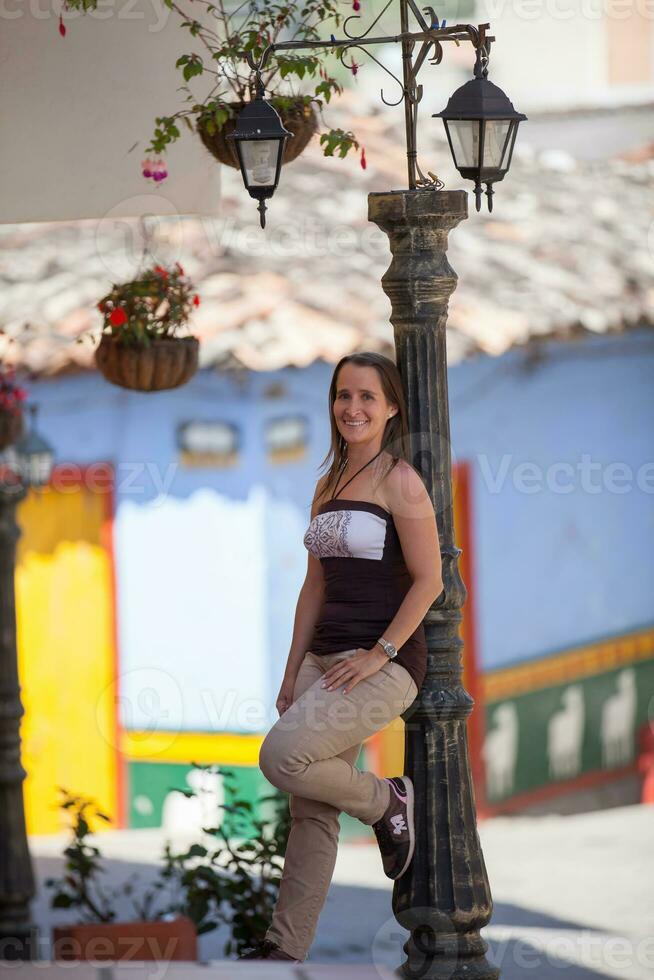 giovane turista donna a il colorato strade di guatape cittadina nel il regione di antioquia nel Colombia foto