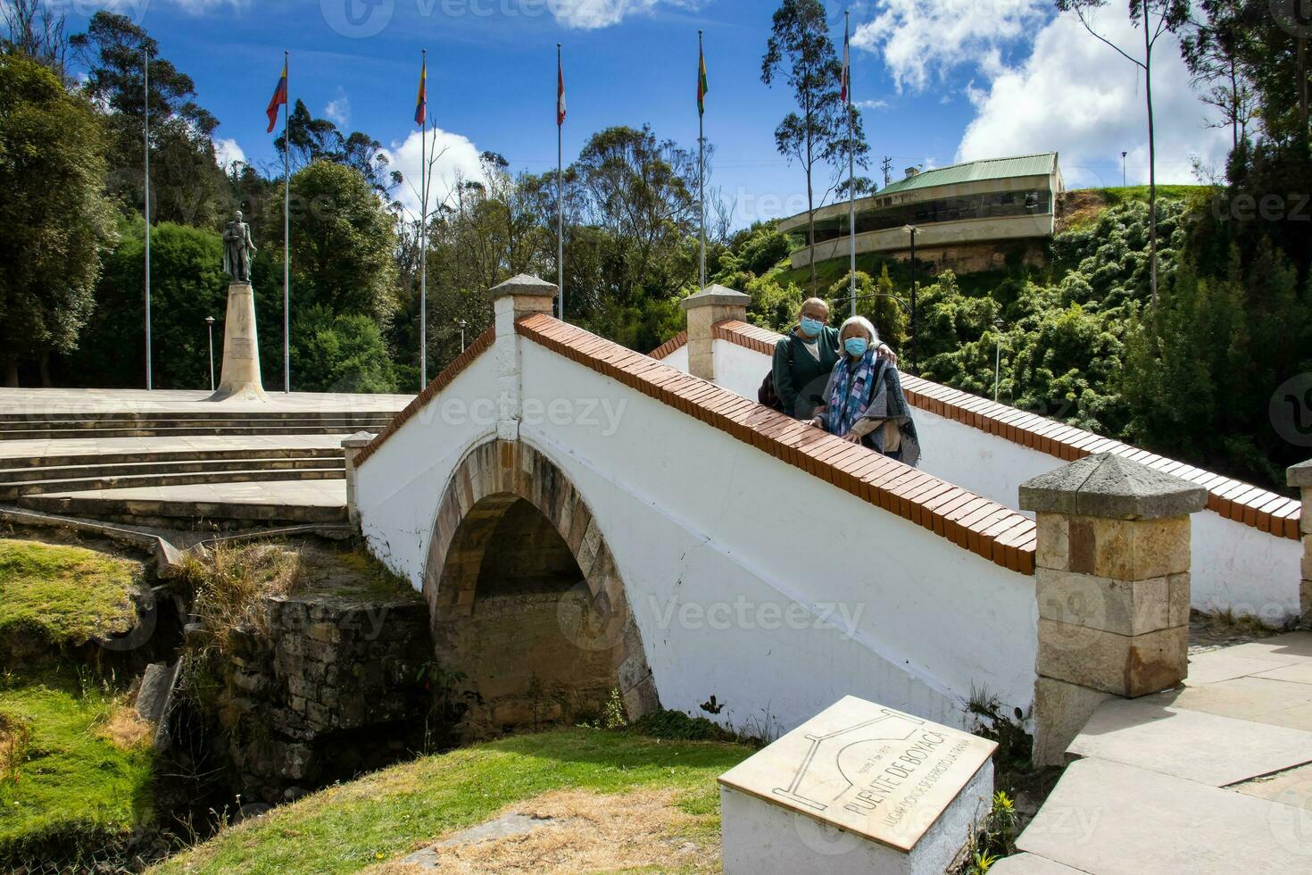 anziano madre e adulto figlia in viaggio. il famoso storico ponte di boyaca nel Colombia. il colombiano indipendenza battaglia di boyaca ha preso posto Qui su agosto 7, 1819. foto