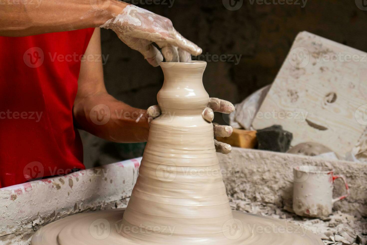 uomo fabbricazione ceramica articoli su il vasai ruota nel un' tradizionale fabbrica nel il città di raquira collocato nel il Dipartimento di cundinamarca nel Colombia foto