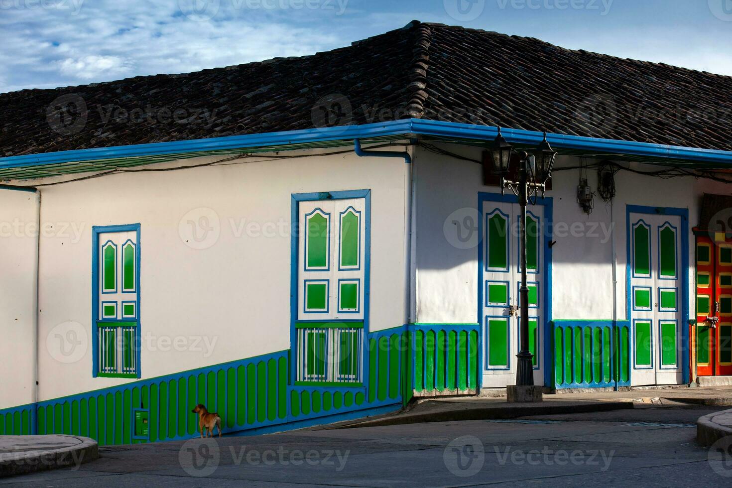 bellissimo strada e facciate di il case di il piccolo cittadina di salento collocato a il regione di quindio nel Colombia foto