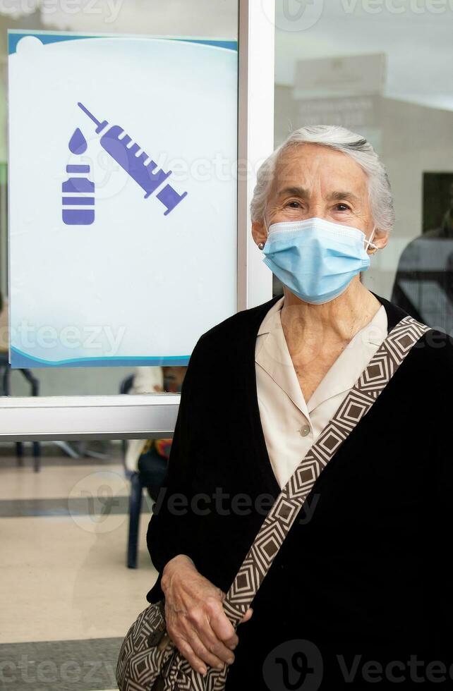 anziano donna in arrivo per un' covid-19 vaccinazione inviare nel Colombia. autentico vaccinazione. vero paziente foto