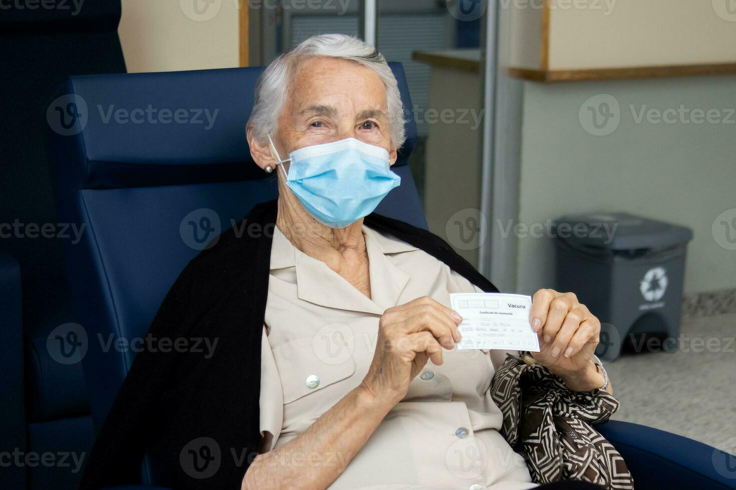 anziano donna Tenere sua vaccinazione certificato dopo ottenere il covid-19 vaccino a un' vaccinazione luogo nel Colombia. autentico vaccinazione. vero paziente foto