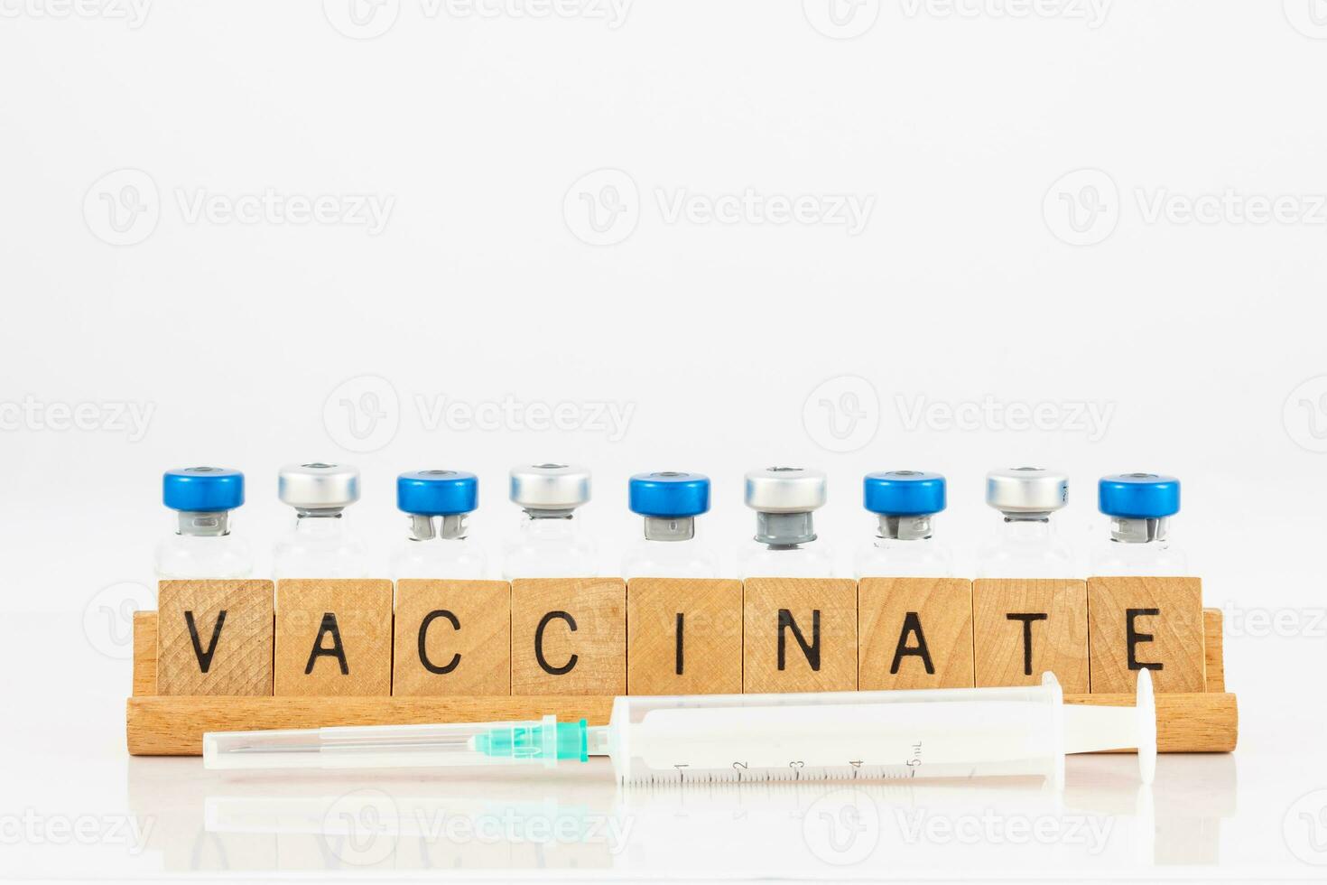 ottenere vaccinati concetto nel bianca sfondo foto