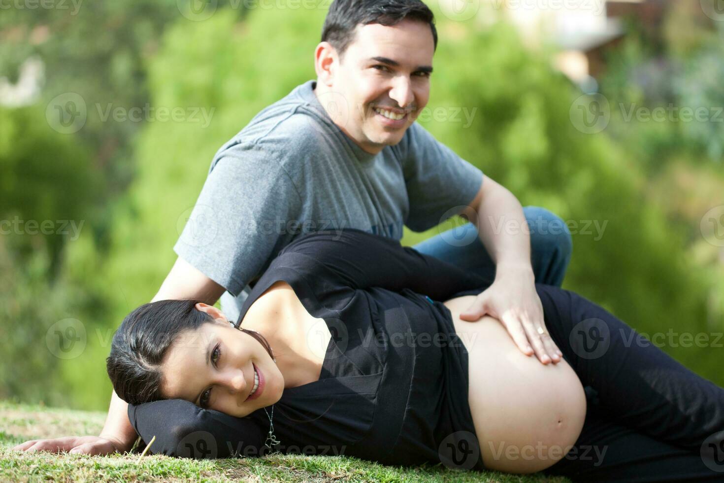 coppia in attesa per loro bambino - 38 settimane foto