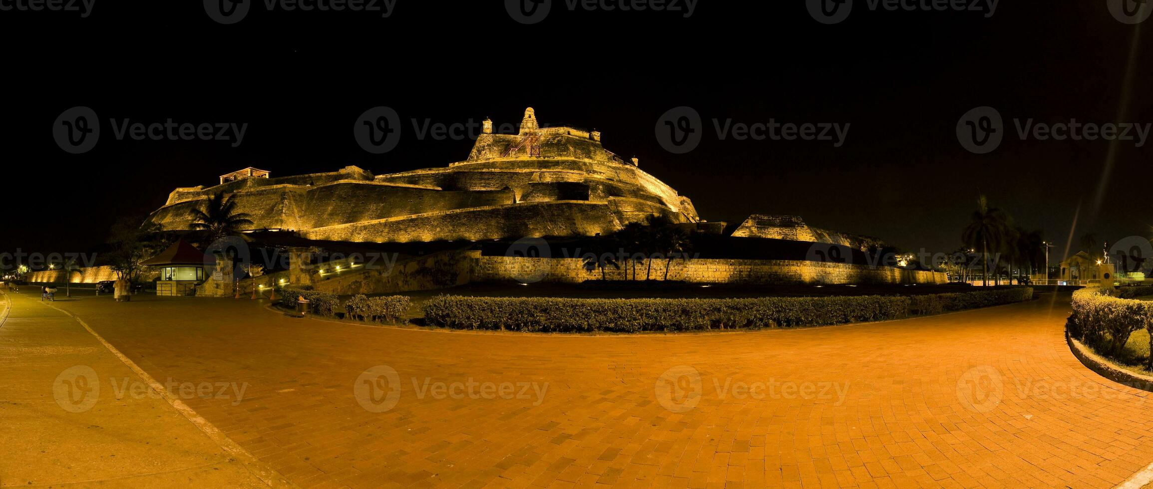 panorama di il san felipe castello nel cartagena de indie a notte foto