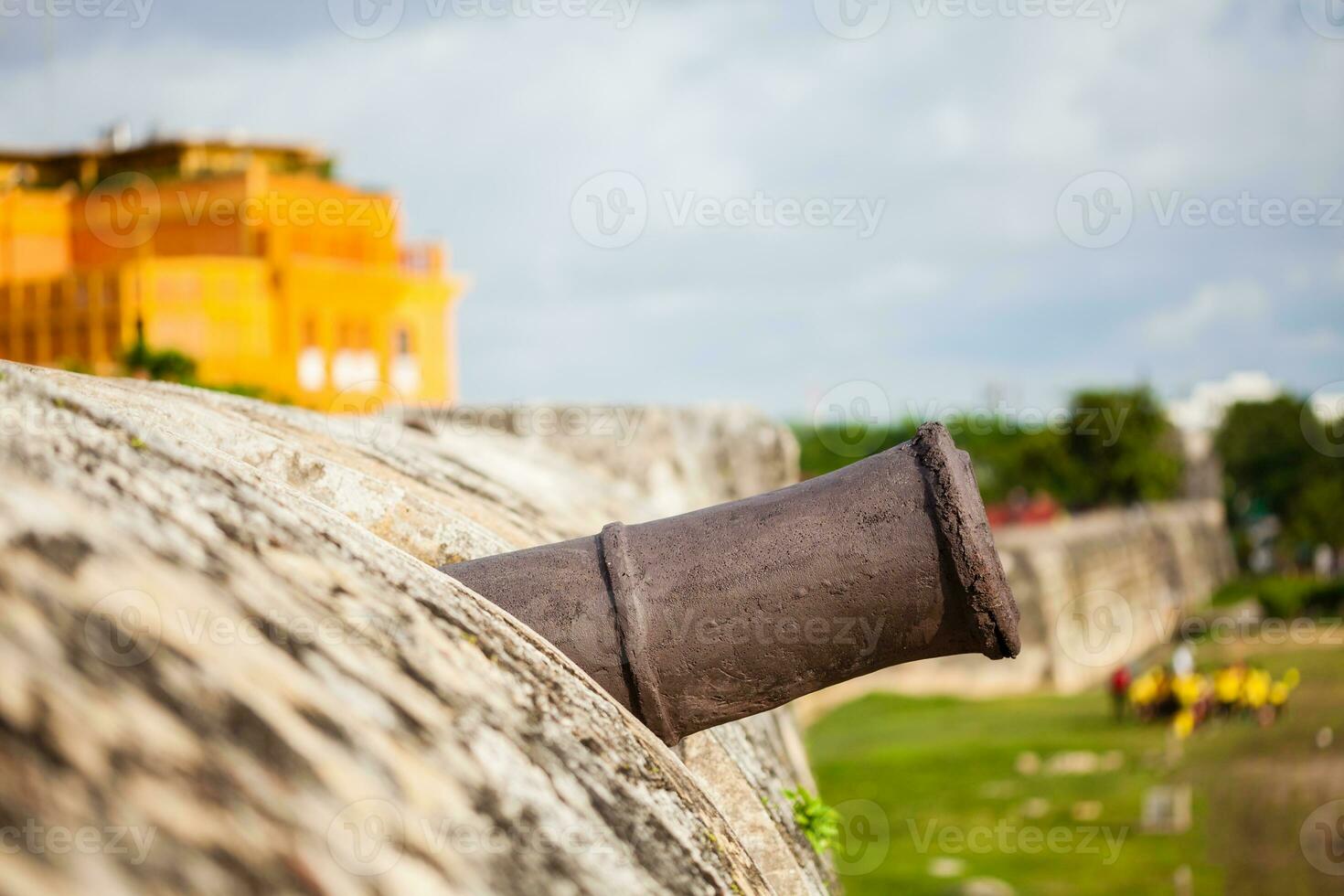 muri di cartagena de indie costruito a il fine di il xvi secolo per il difesa di il città. antico cannone a il storico muri in giro cartagena de indie nel Colombia. foto