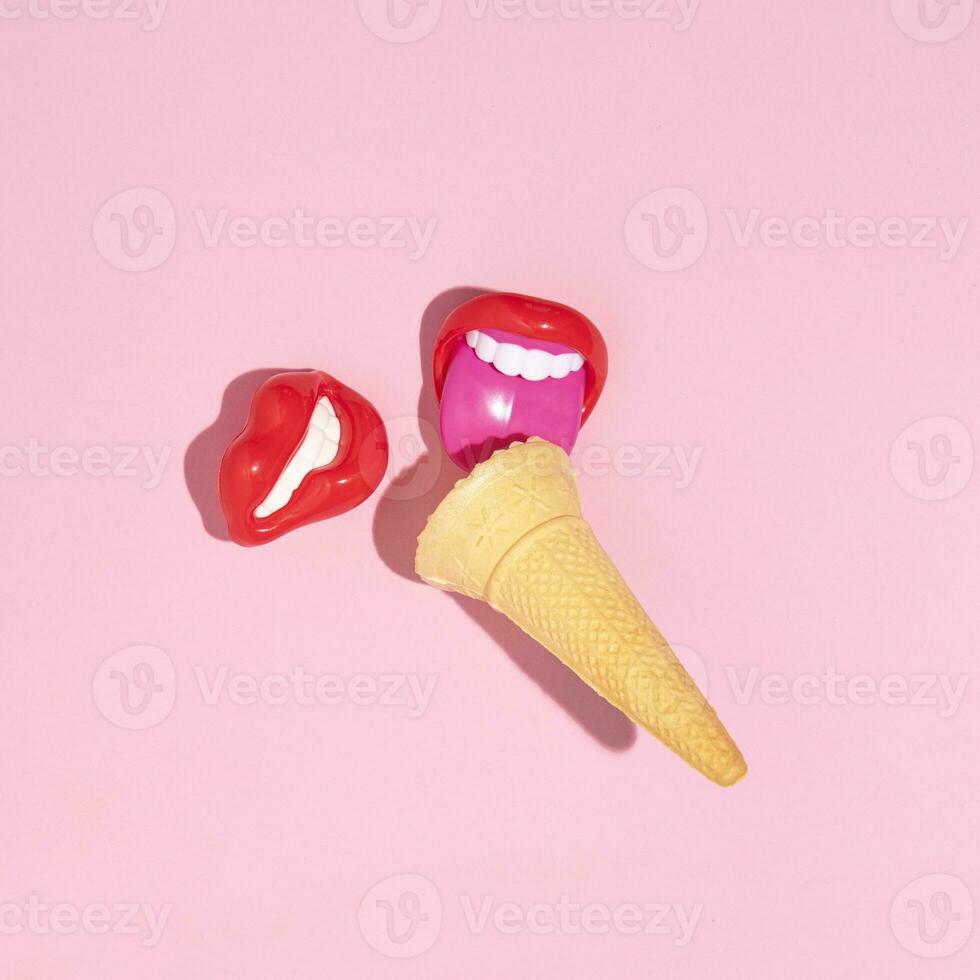 ghiaccio crema cono e ragazze labbra Lecca-lecca, creativo estate divertimento concetto, caramella rosa sfondo. foto
