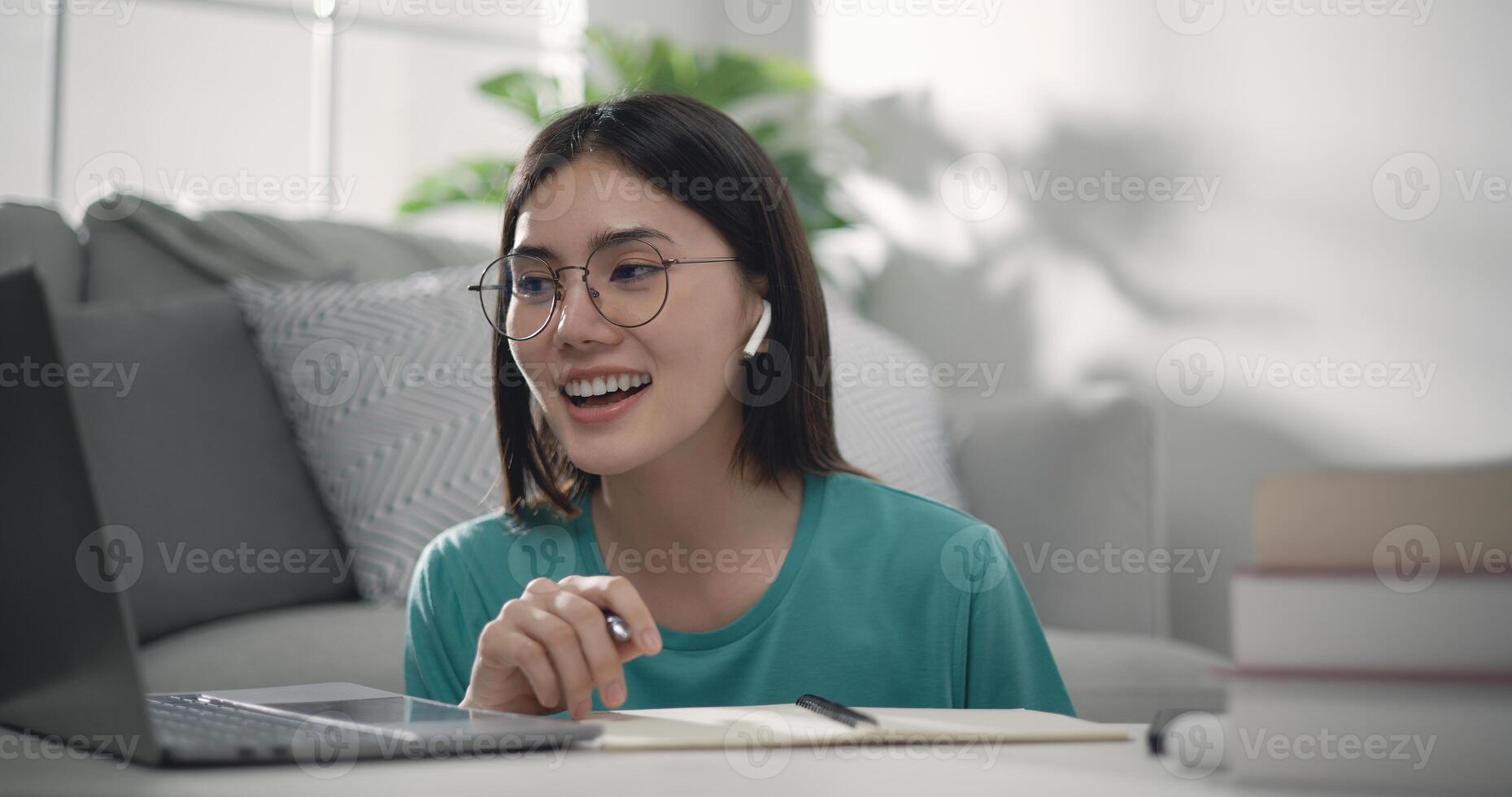 bella contento giovane imprenditore donna Lavorando con il computer portatile computer foto