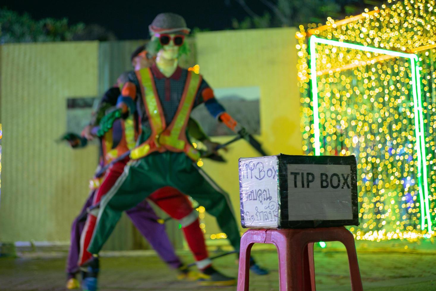 messa a fuoco selettiva su una casella di punta davanti a uno spettacolo di danza su una strada pubblica. la lingua thailandese significa grazie per il supporto. foto