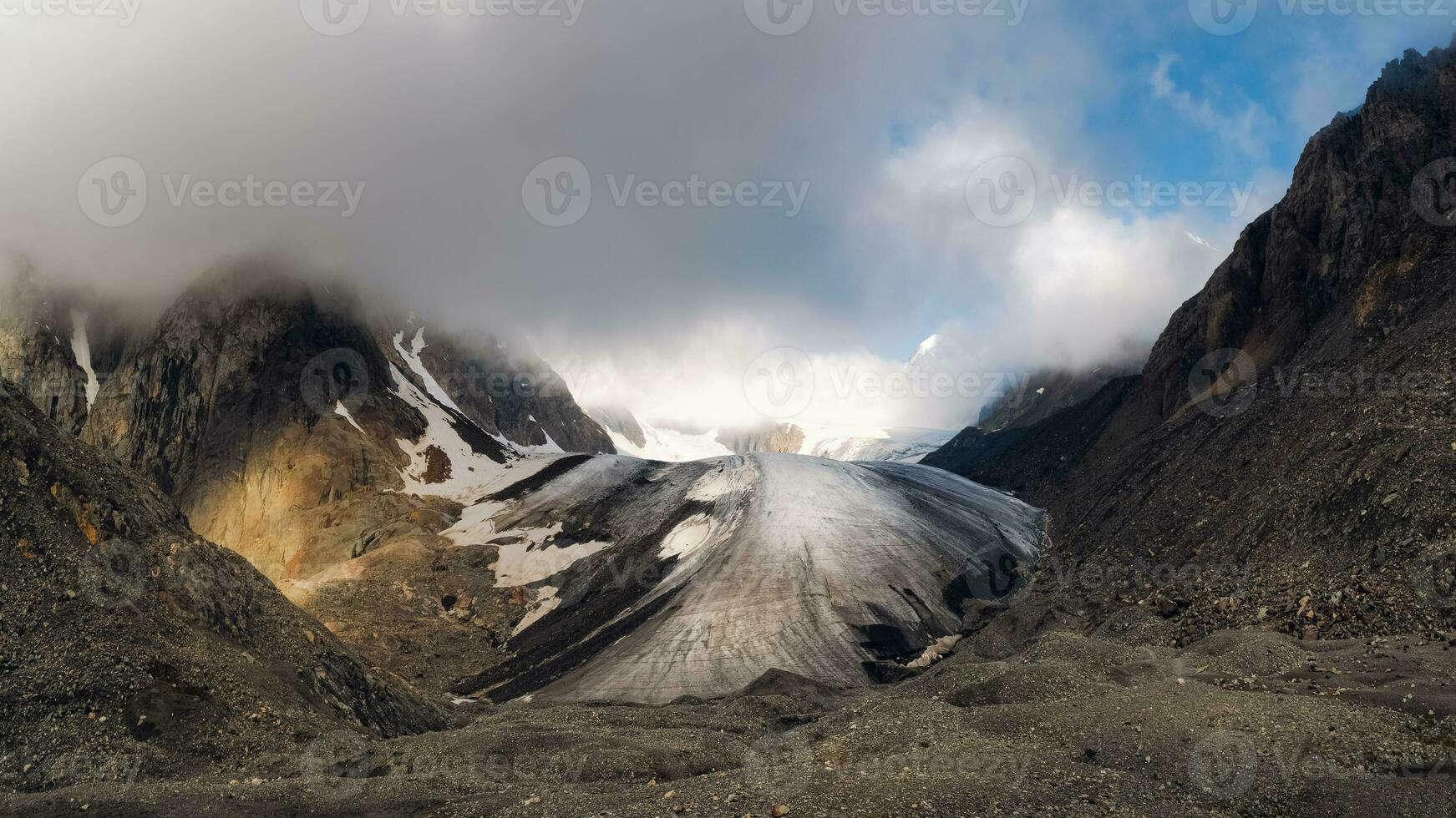 panoramico Visualizza di il grande aktru ghiacciaio, alto nel il montagne, coperto di neve e Ghiaccio. drammatico altai inverno paesaggio. foto
