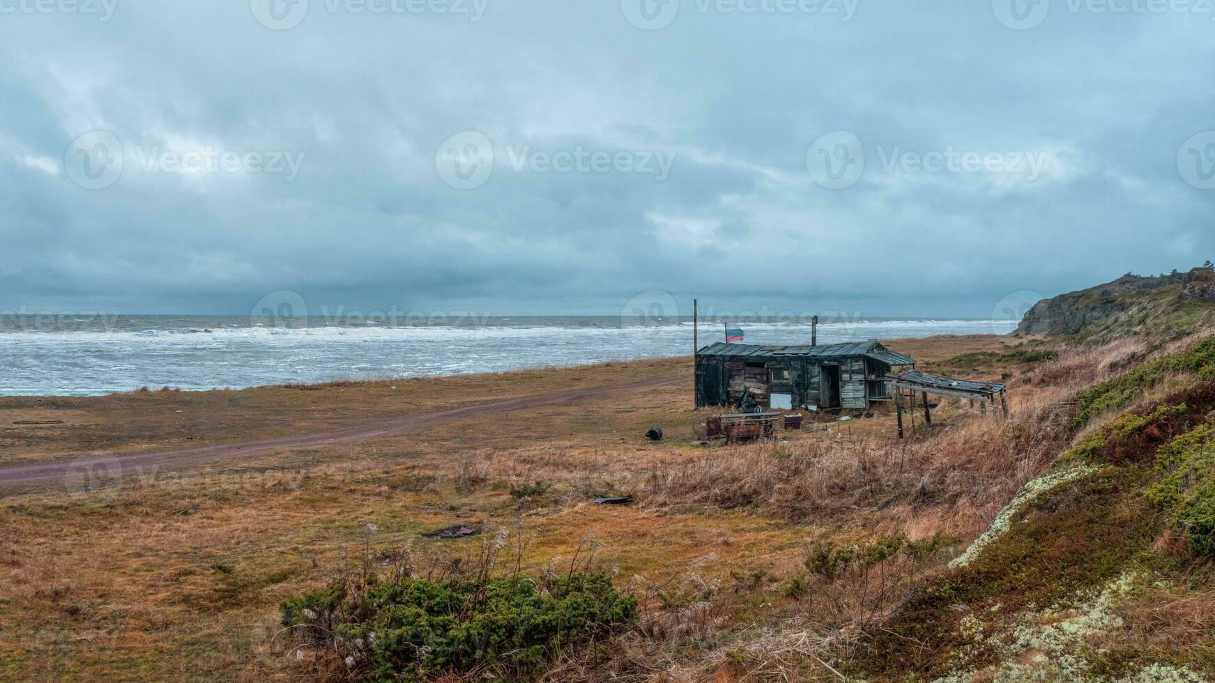 un' cadente vecchio del pescatore Villetta nel un autentico villaggio su il riva di il bianca mare. Kola penisola. Russia foto