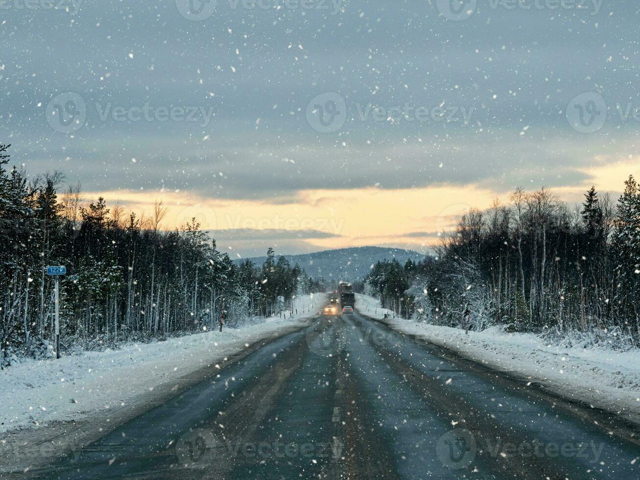 sera inverno neve strada su il Kola penisola. traffico di macchine. foto