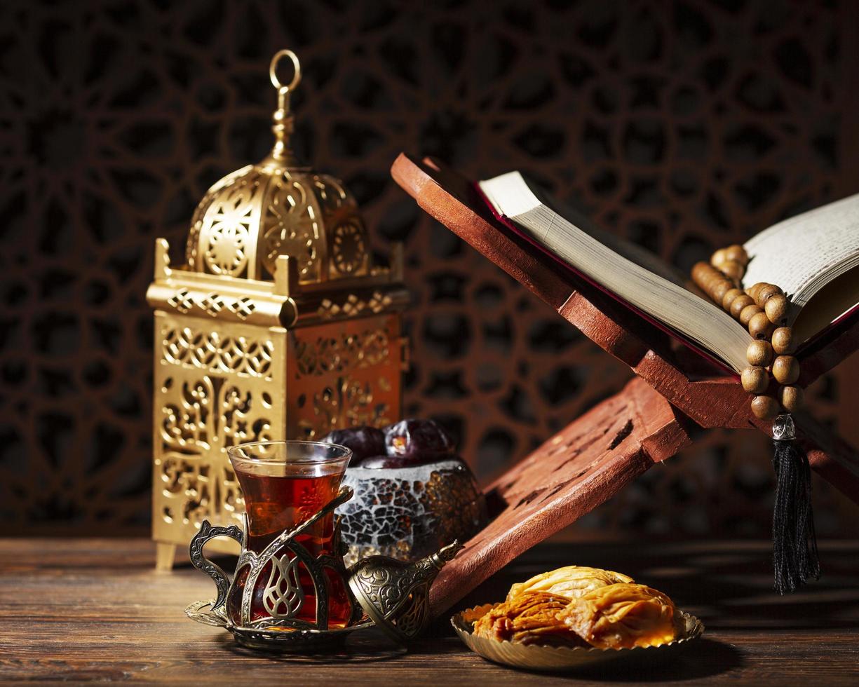 decorazioni di capodanno islamico su un tavolo foto