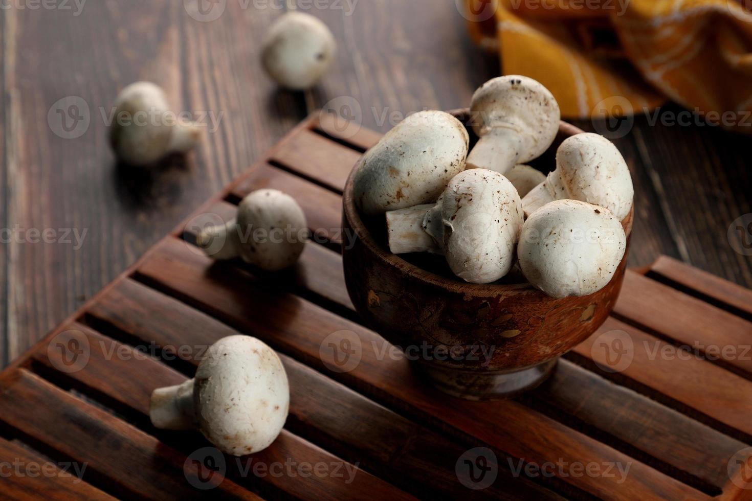 ciotola di funghi champignon foto