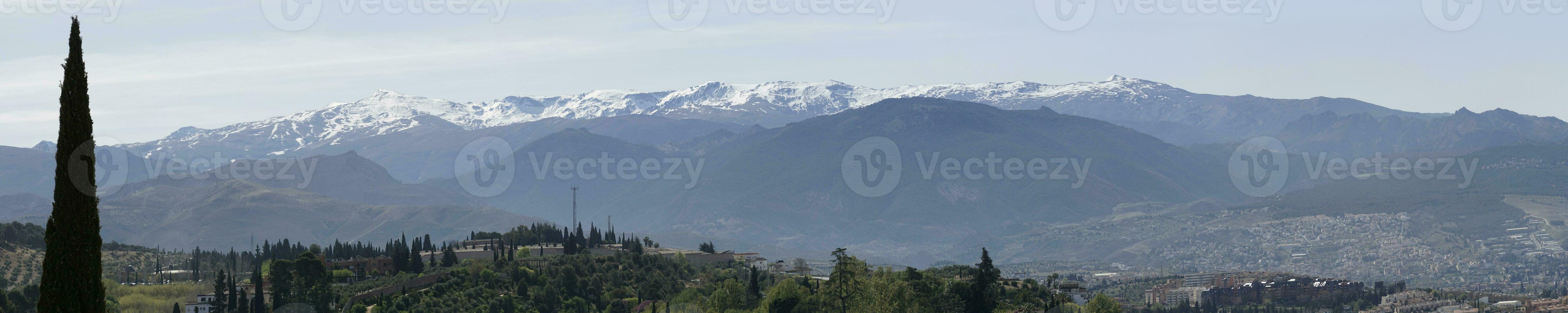 panoramico Visualizza di sierra Nevada montagne a partire dal granada, andalusia, Spagna foto