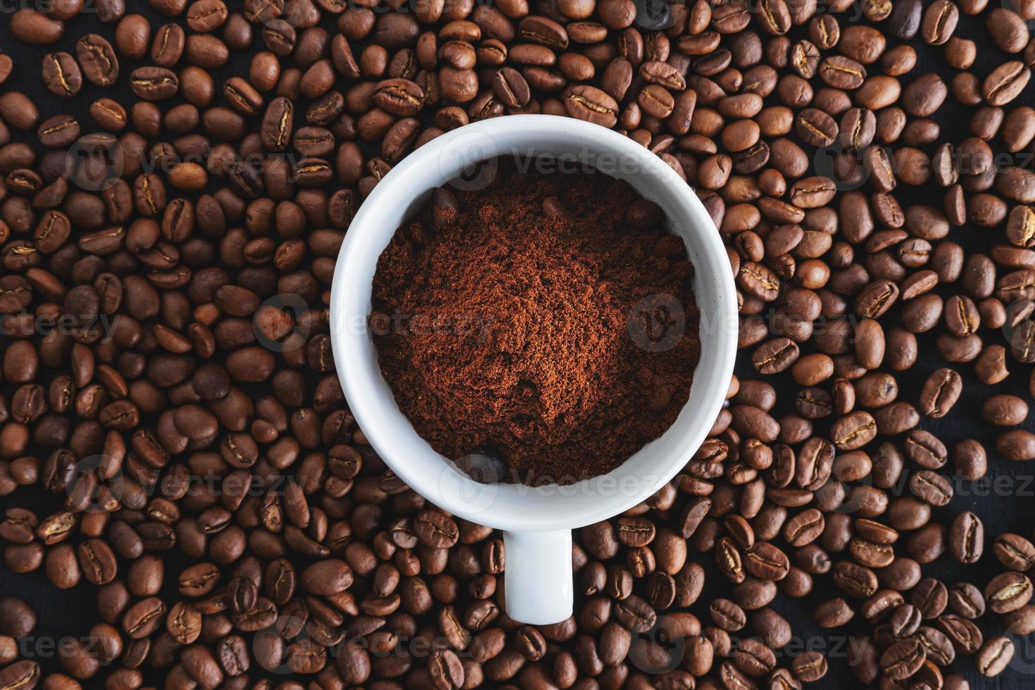 polvere di caffè in una tazza di caffè foto