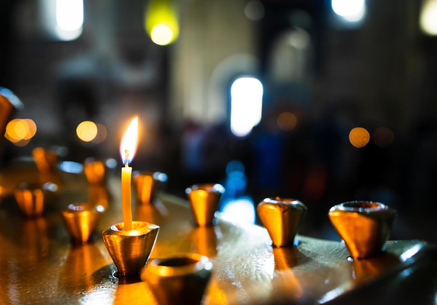 candele in una chiesa foto