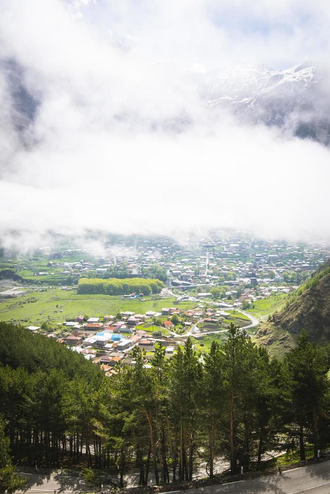 vista di un villaggio in una valle foto