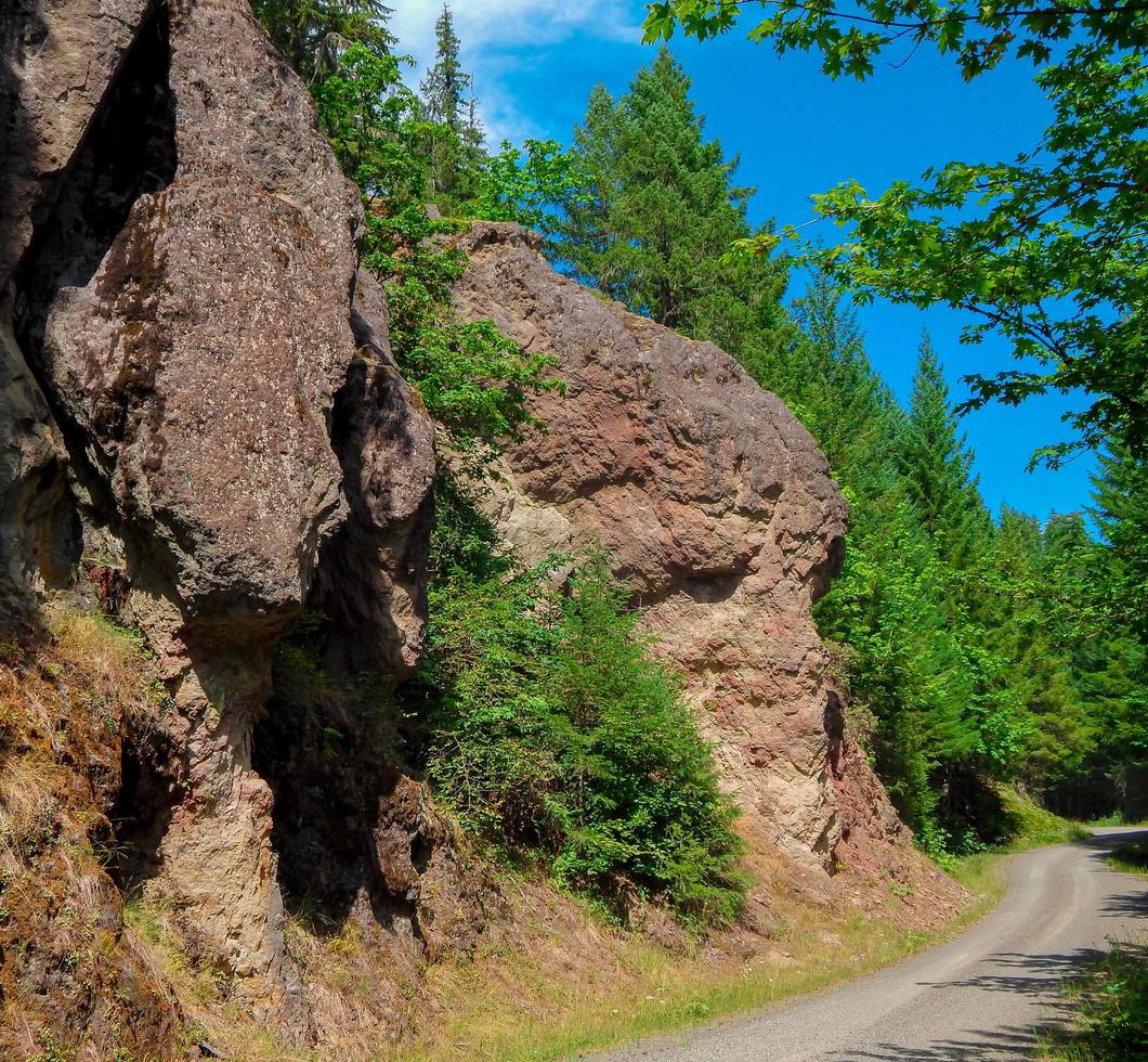 back road rocks - formazioni rocciose lungo fr15 - vicino al fiume blu, o foto