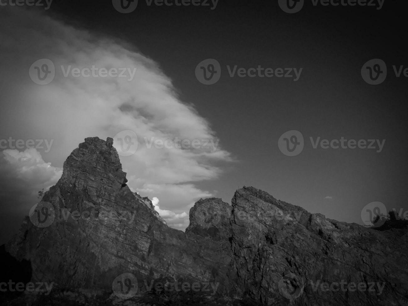 nero pietra sfondo. lungo nero pietra struttura e strutturato. sporco nero pietra parete. roccia struttura con crepe. pietra piastrella pavimento struttura. vecchio parete struttura astratto naturale sfondo. foto