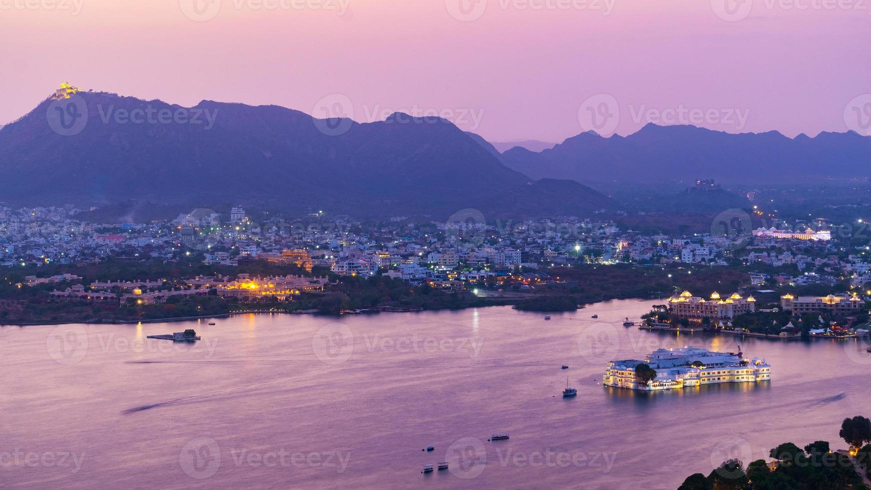 città di udaipur sul lago pichola in serata, rajasthan, india. foto