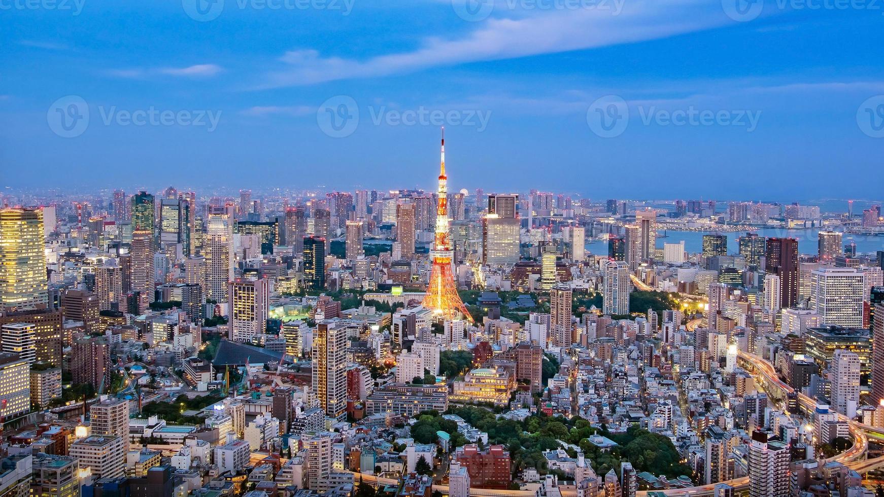 paesaggio urbano della skyline di tokyo, vista aerea grattacieli panorama di edificio per uffici e il centro di tokyo in serata. foto