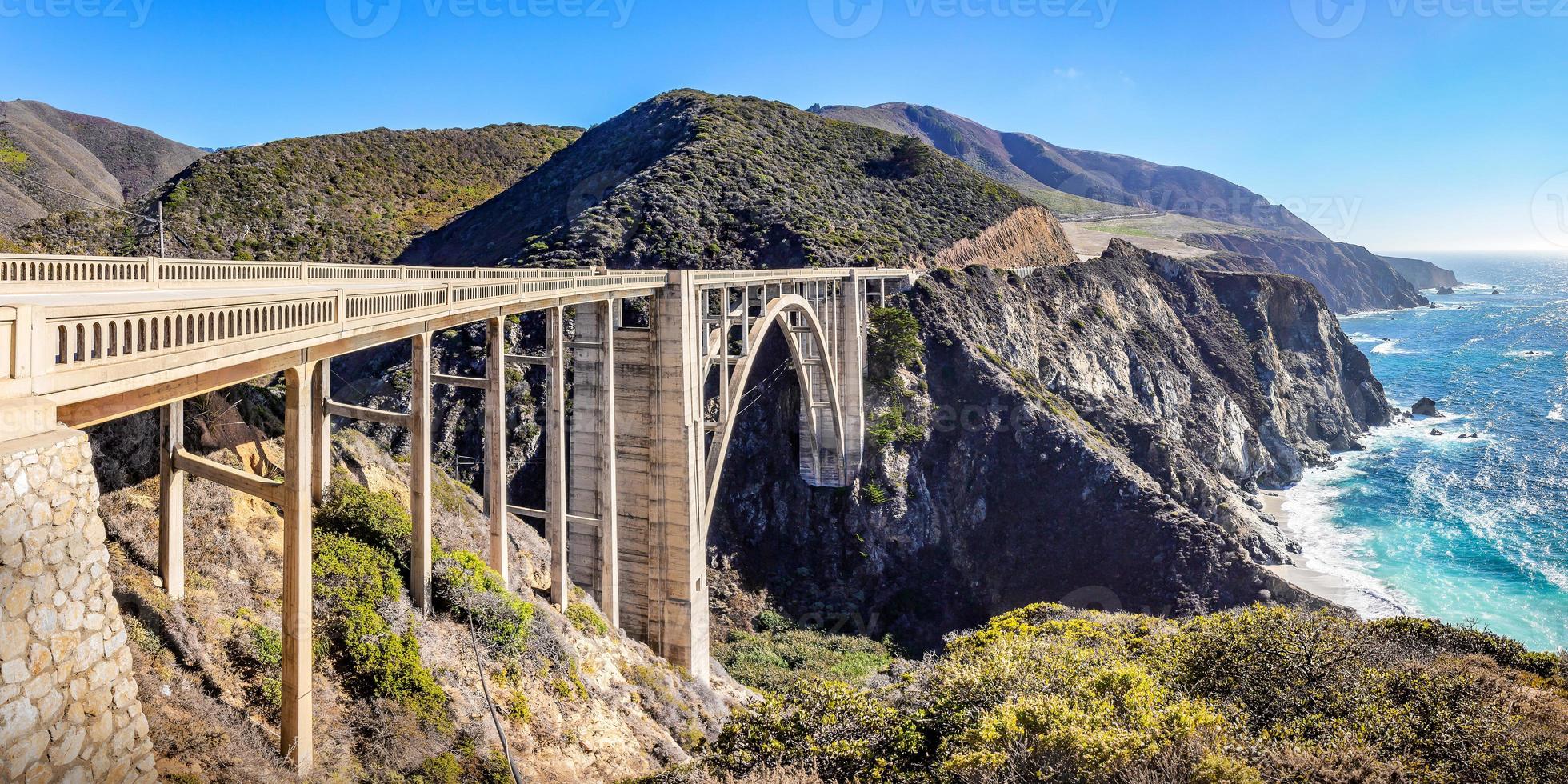 Bixby Creek Bridge presso la Pacific Highway, California, Stati Uniti d'America. foto