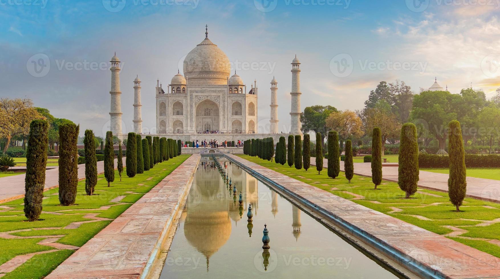 taj mahal vista frontale riflessa sulla piscina di riflessione foto