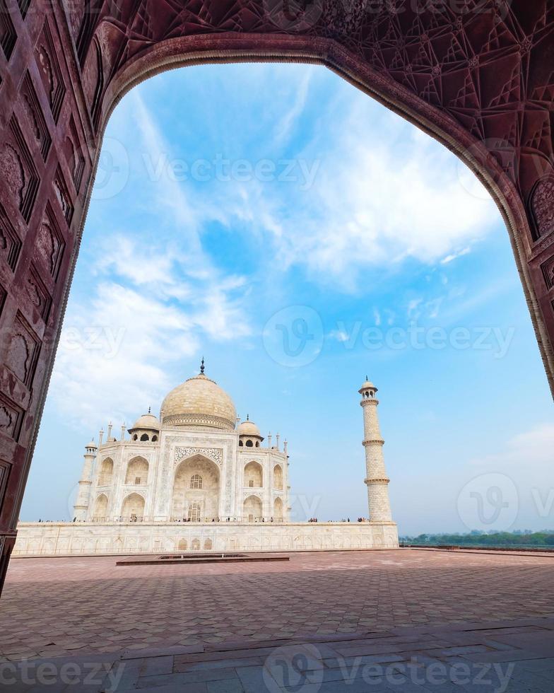 Taj Mahal, un mausoleo in marmo bianco avorio sulla riva sud del fiume Yamuna ad Agra, Uttar Pradesh, India. una delle sette meraviglie del mondo. foto