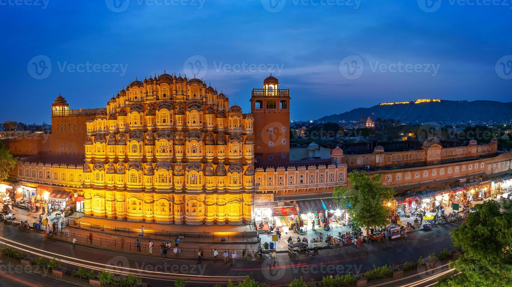hawa mahal la sera, jaipur, rajasthan, india. un patrimonio mondiale dell'unesco. bellissimo elemento architettonico della finestra. foto