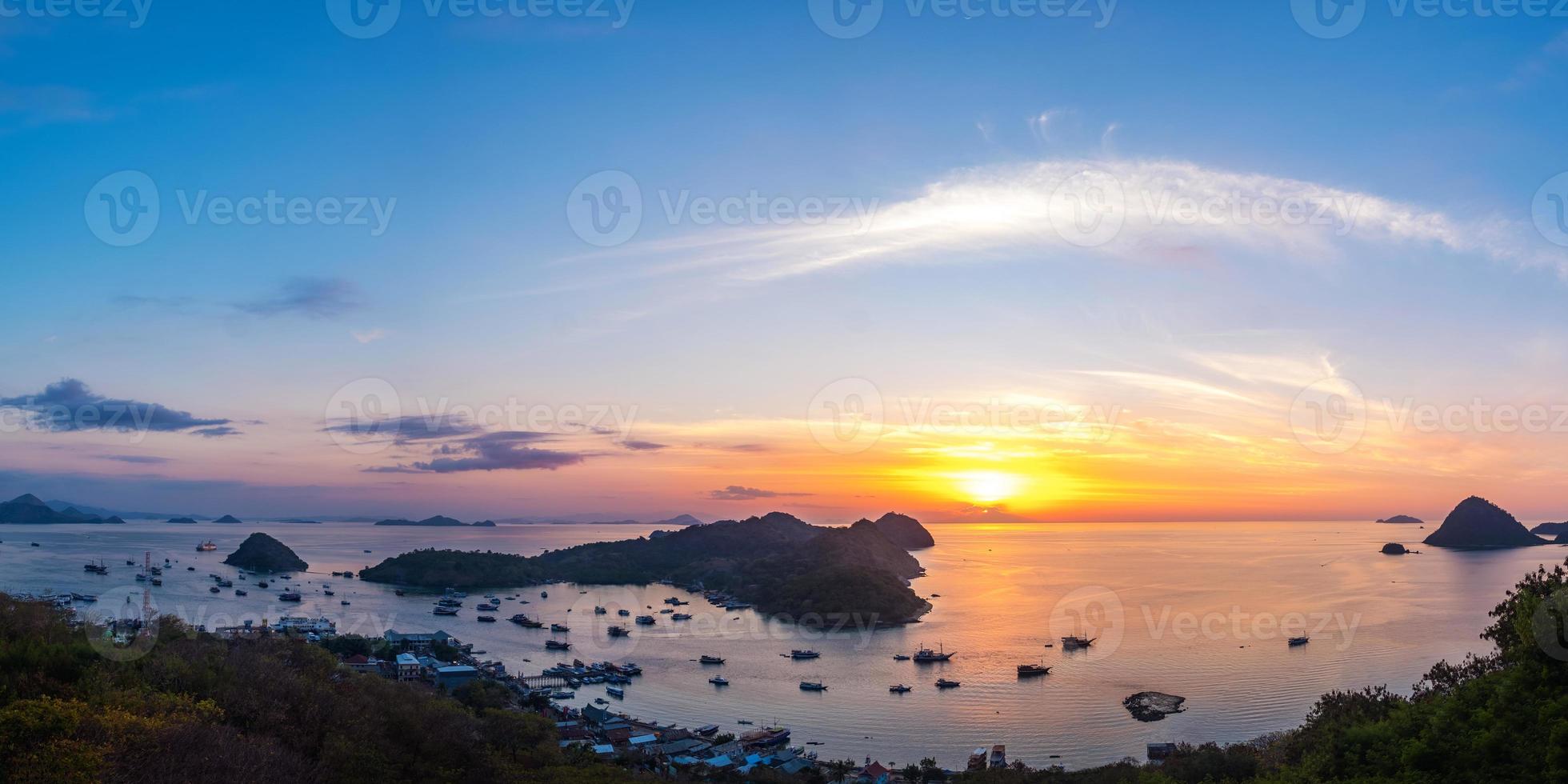 panorama drammatico cielo al tramonto a Labuan Bajo. foto