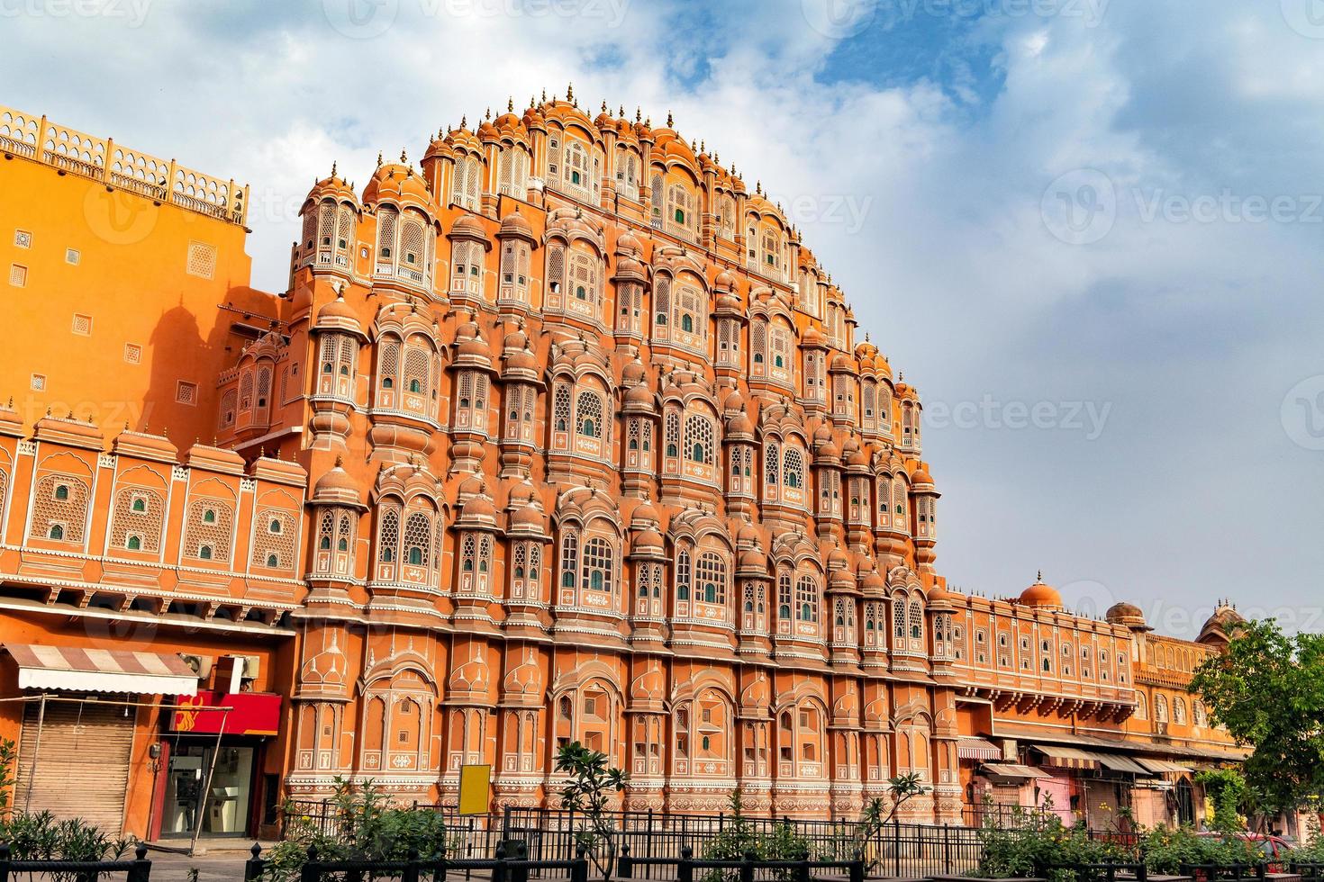 Hawa Mahal in una giornata di sole, Jaipur, Rajasthan, India. un patrimonio mondiale dell'unesco. bellissimo elemento architettonico della finestra. foto