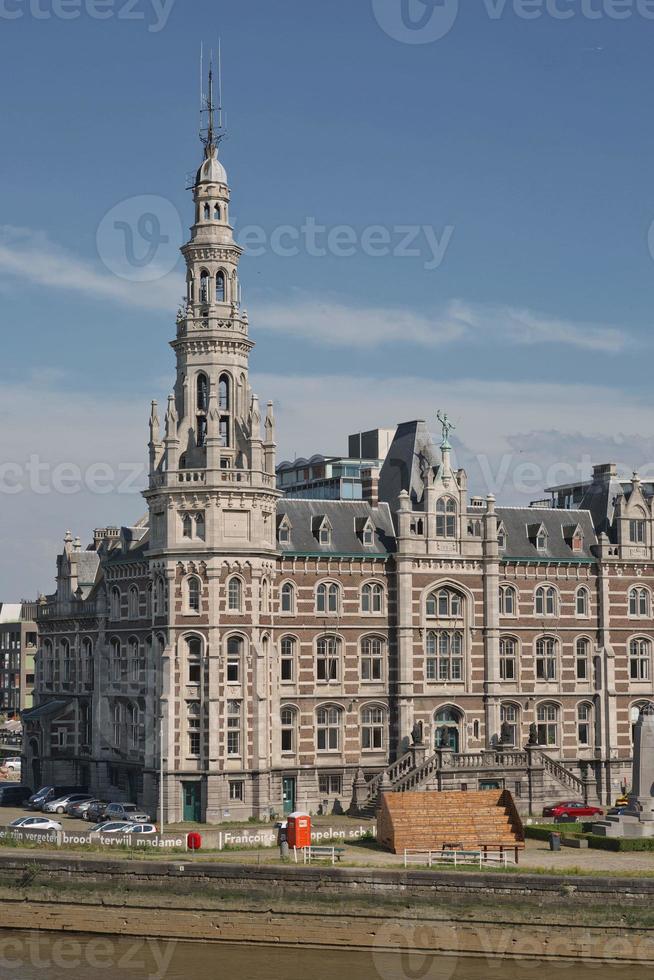 paesaggio urbano di un porto di Anversa in Belgio sul fiume. foto