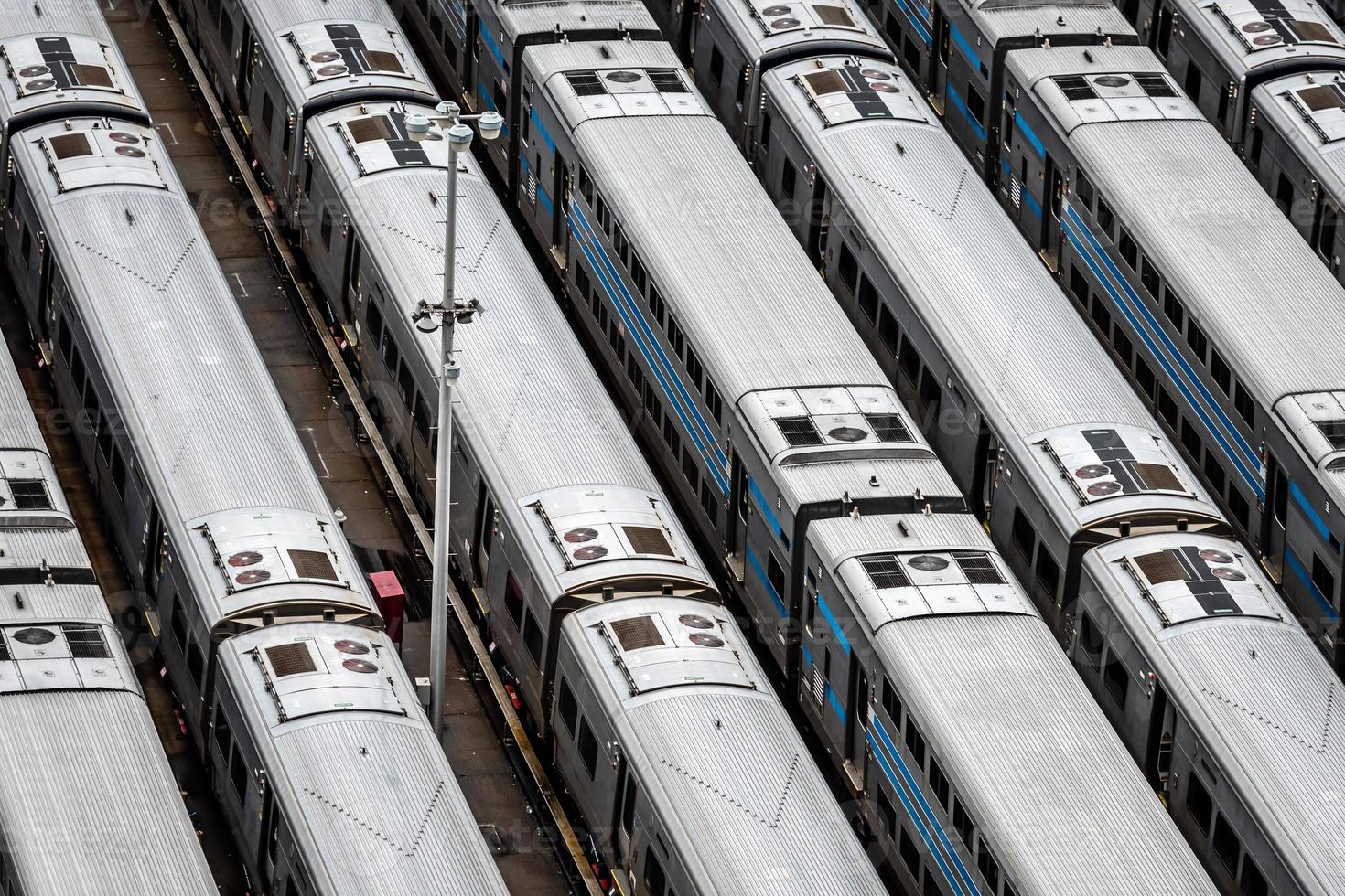 vista aerea ravvicinata ad alto angolo del deposito dei treni di hudson yard con linee ferroviarie foto